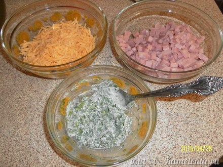Приготовление рецепта Слойки-рулетики с зеленью, ветчиной и сыром шаг 2