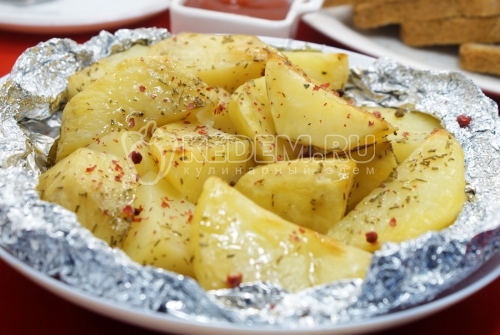 Картофель в фольге в духовке - рецепт