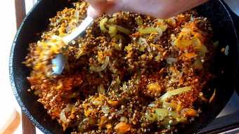 обжариваем гречку с овощами
