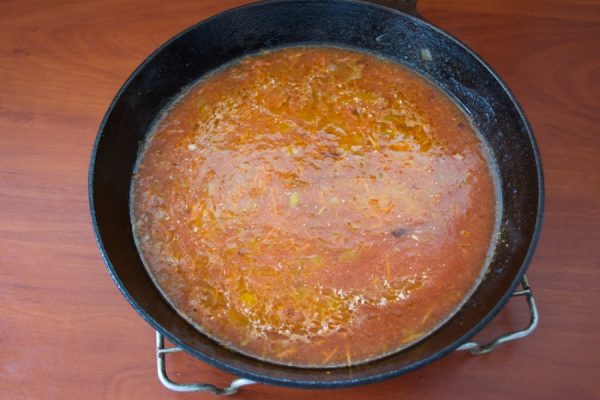 Томатно-овощная зажарка в большой сковороде на столе