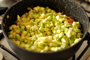К овощам добавлены мелкопорезанные кабачки