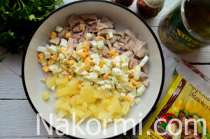 Салат с курицей, ананасом, грецким орехом, сыром, яйцом