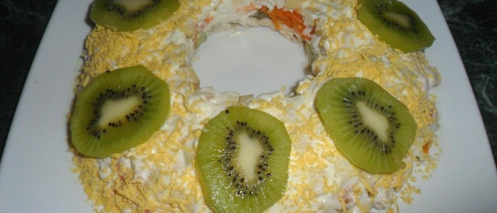 салат “Малахитовый браслет” с курицей.