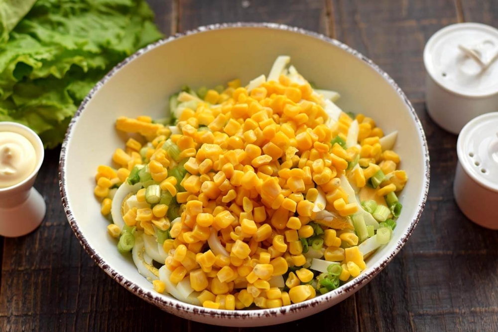 Салат с кукурузой консервированной простой рецепт вкусный фото пошагово