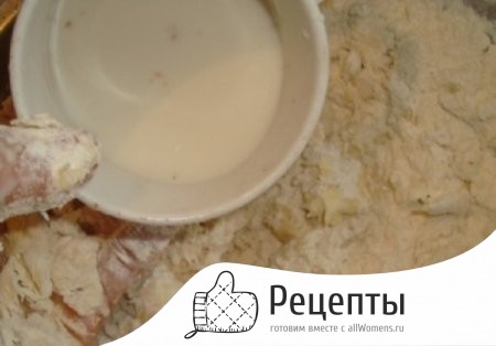 Добавляем молоко и замешиваем тесто 1500823886_badambura-4