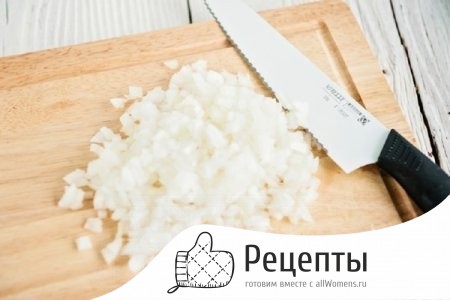 Шинкуем репчатый лук 1505128795_seledka-pod-shuboy-kak-v-sssr-5