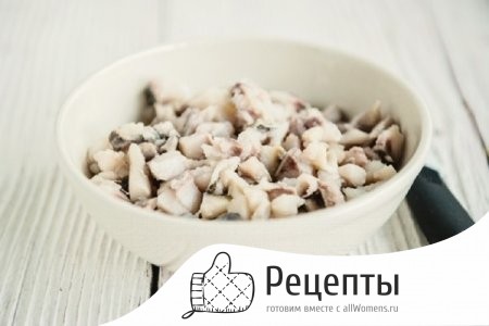 Нарезаем филе селедки 1505128825_seledka-pod-shuboy-kak-v-sssr-6