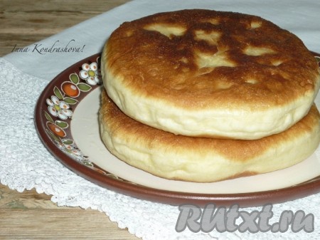 Готовые аппетитные дрожжевые лепёшки, приготовленные на сковороде, снять с огня и выложить на бумажное полотенце, чтобы убрать лишний жир. Подавать их горячими с молоком и мёдом. 
