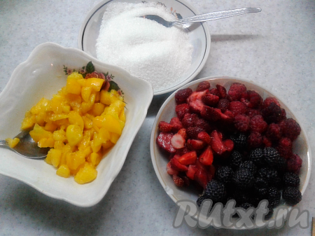 Пока тесто охлаждается, займемся начинкой. Можно использовать любые фрукты или ягоды. Я брала персик, клубнику, малину, ежевику.