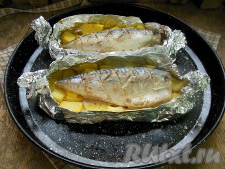 Запекайте скумбрию с картошкой при температуре 170 градусов 30 минут, затем фольгу разверните и снова отправьте противень с рыбой в духовку.
