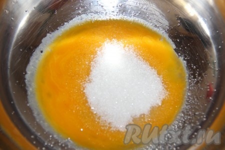 В миске смешать яйцо, сахар и соль. 