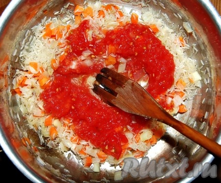 Натертые помидоры добавить в кастрюлю с рисом.