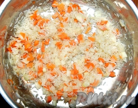 Перемешать и обжаривать рис с овощами 5-7 минут, постоянно помешивая.
