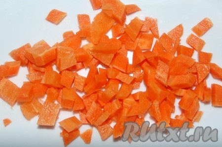 Морковь нарезать небольшими кубиками.