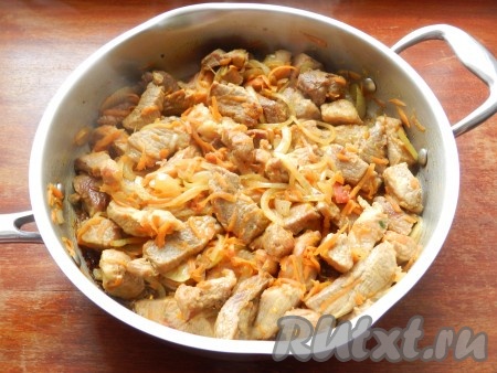 Обжарить лук и морковь вместе с мясом.