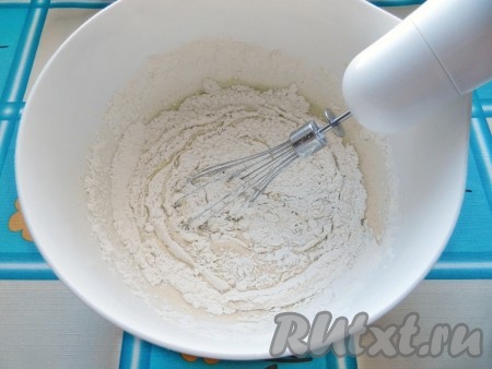 Муку смешать с разрыхлителем и постепенно добавить в тесто.