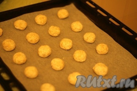 Сформируйте печенье и выложите на бумагу для выпечки на расстоянии 3 см друг от друга. 