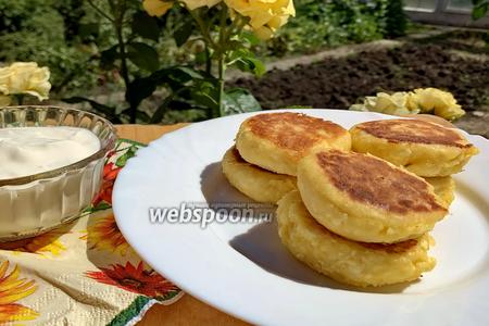 Фото рецепта Сырники без сахара с бананом и сиропом топинамбура