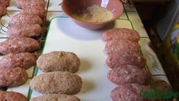 обваляйте в панировочных сухарях