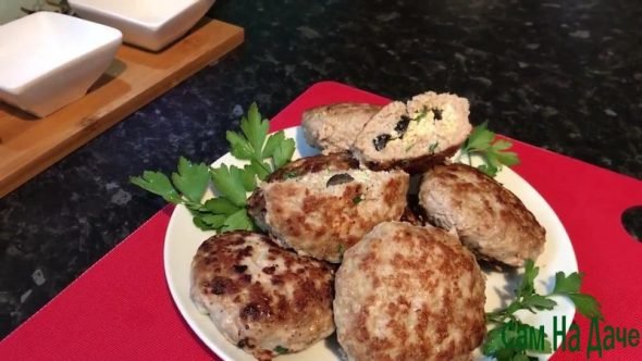 мясные зразы с яйцом на сковороде