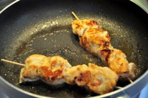 Шашлык на шпажках на сковороде. Куриные шашлычки на шпажках на сковороде