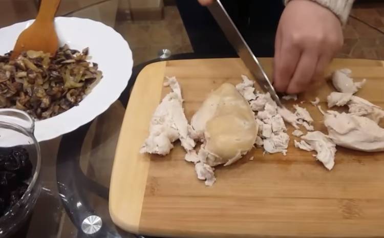 салат с курицей черносливом и грибами шампиньонами