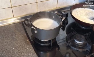 Кипятим молоко в кастрюле