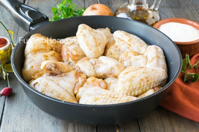 Куриные крылышки тушеные в остром сметанном соусе