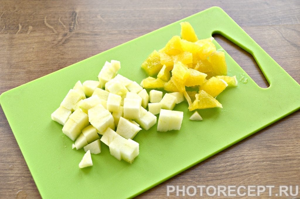 Фото рецепта - Праздничный куриный салат с апельсином и черносливом - шаг 2