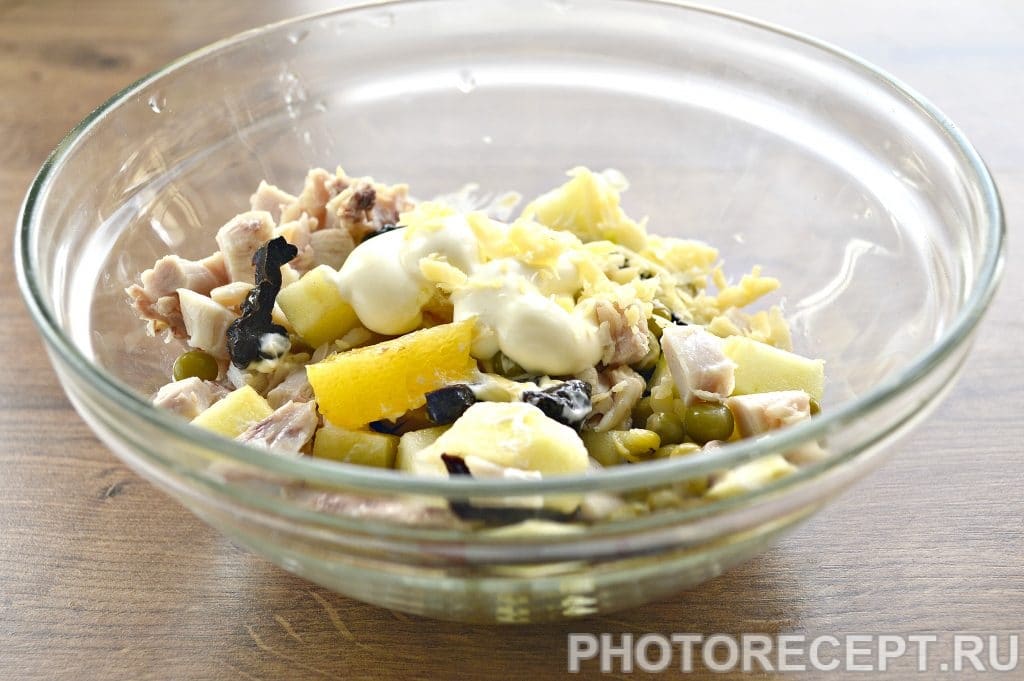 Фото рецепта - Праздничный куриный салат с апельсином и черносливом - шаг 5