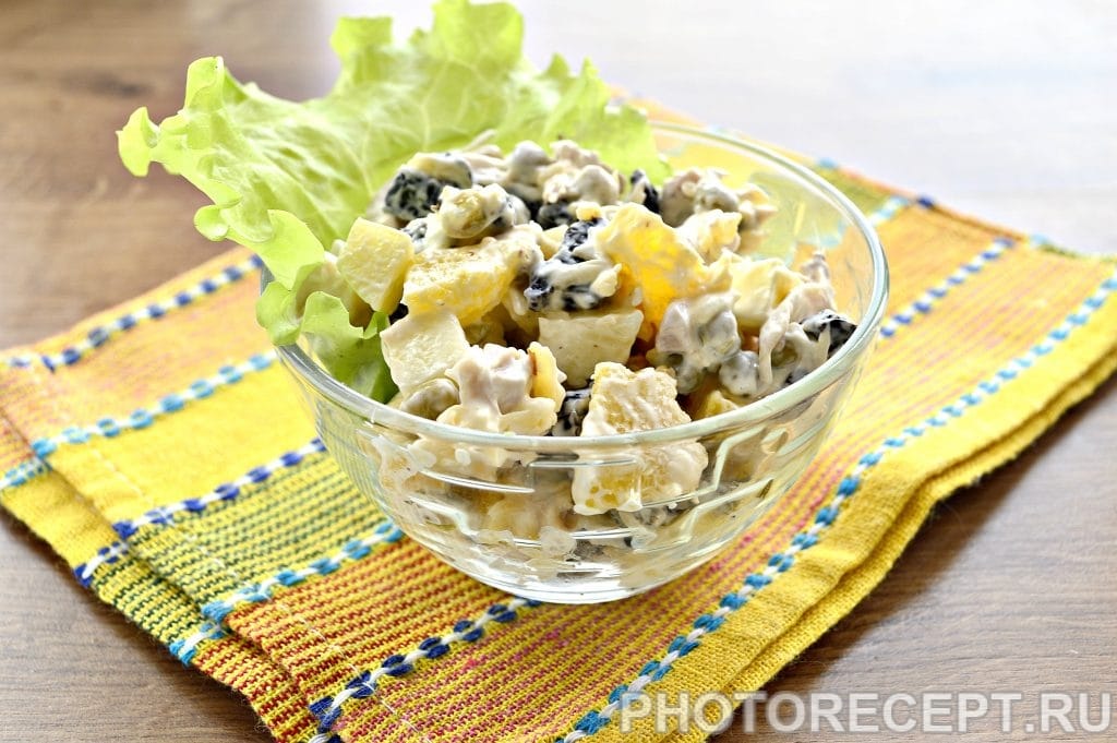 Фото рецепта - Праздничный куриный салат с апельсином и черносливом - шаг 6