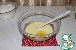 В теплое молоко добавляем сахар, яйцо, соль, ванилин и мягкое сливочное масло.