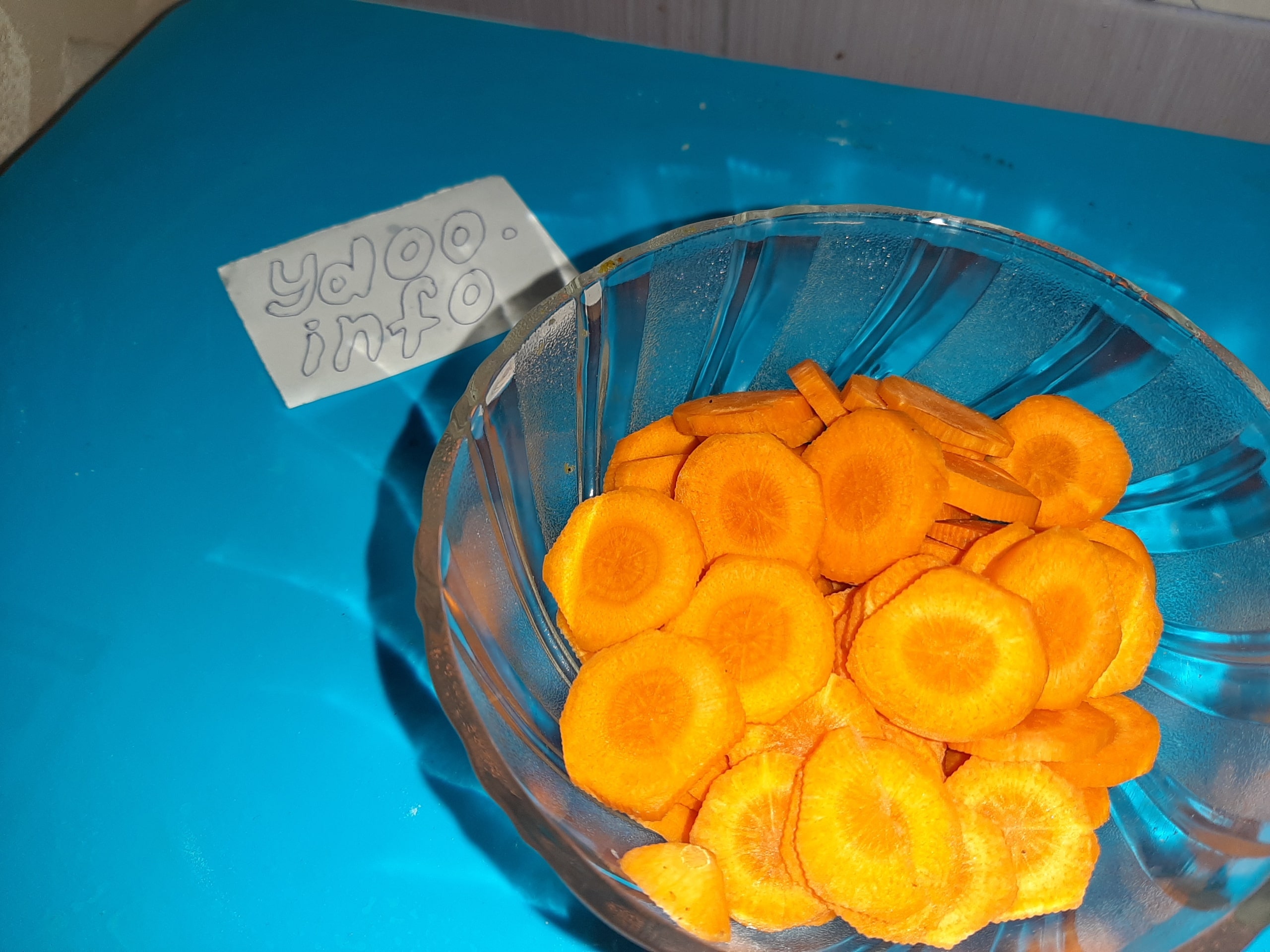 нарезанная кружочками морковь в мисочке на столе