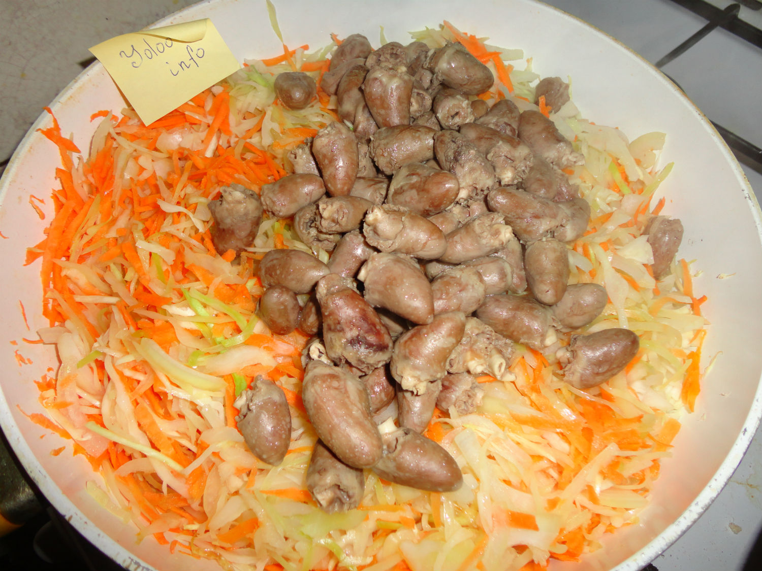 куриные сердечки в сковороде с измельченными капустой, морковью и луком