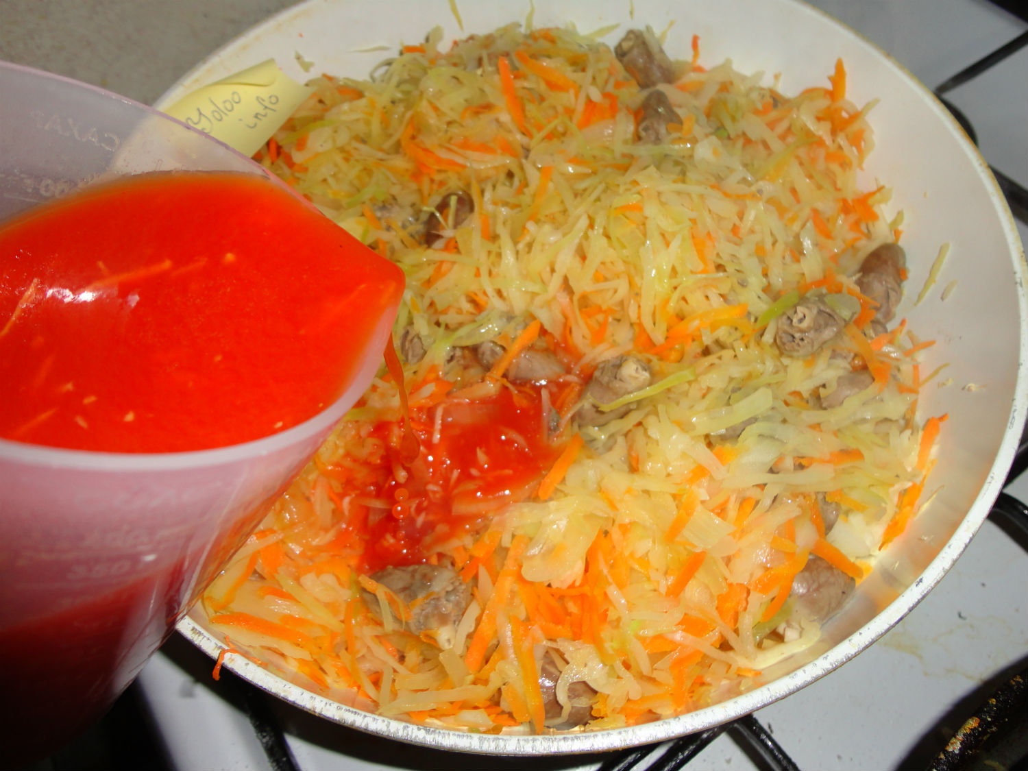 разведенную томатную пасту вливают на сковороду с капустой и сердечками