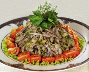 Мясной салат с маринованными огурцами